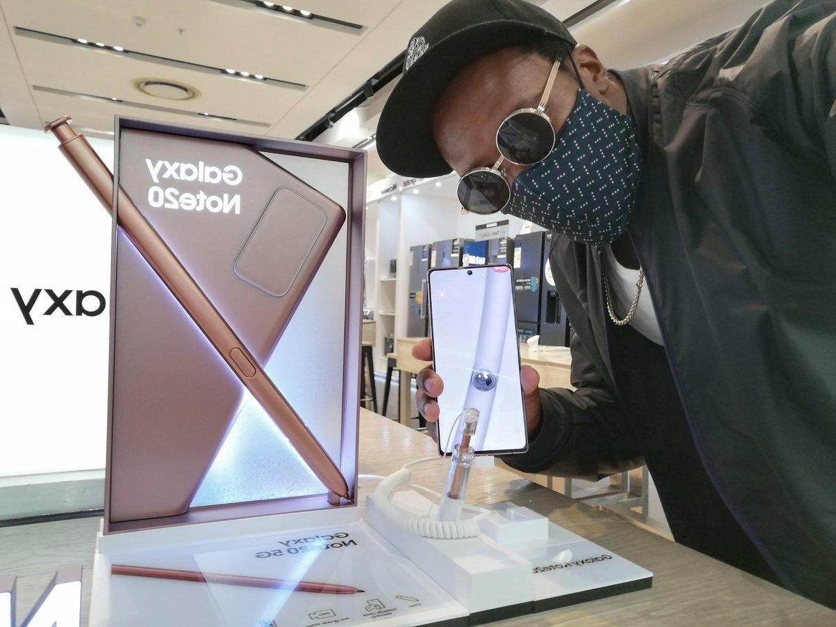 1RADEBE_'s tweet photo. @MartinBester @mallofafrica @jacarandafm I had the privilege to touch the new #GalaxyNote20 with my hands 🙌 @SamsungMobileSA @mallofafrica #JacarandaNote20Takeover 🙏
Favourite feature has to be the Camera with 12mp ultra wide, 108mp wide angle and 10mp selfie camera 📸 https://t.co/SJhVbC3zMv