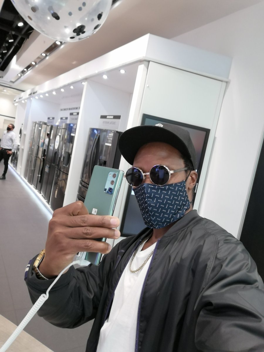 1RADEBE_'s tweet photo. @DarrenKeriSky @SamsungMobileSA @StaceyandJSbu I had the privilege to touch the new #GalaxyNote20 with my hands 🙌 @SamsungMobileSA store #ECRNote20Takeover 🙏 

Favourite features has to be the Camera with  12mp ultra wide, 108mp wide angle and 10mp selfie camera 📸 https://t.co/mEVuvwno0v