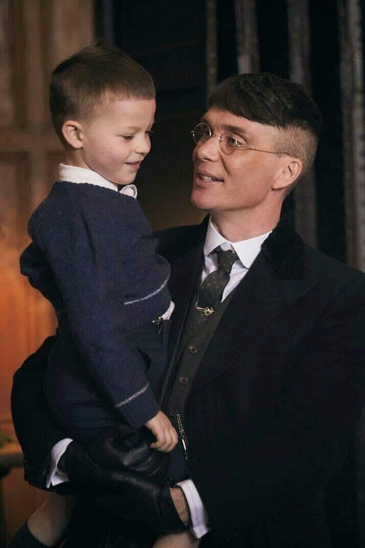 إذا رأيت الرجل يعامل طفلاً بلطف زائد ويشتري له الحلوى ، إعلم أنه يحب أخته ..💐