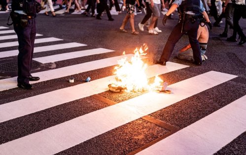 焼身 自殺 渋谷 渋谷スクランブル交差点で65歳男性が焼身自殺未遂 リュックの中には着火剤と礼服が入っていた