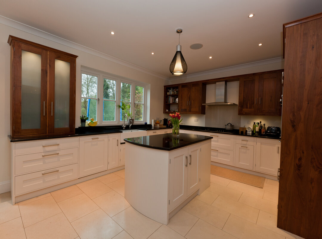 We love the fact that we are able to contrast solid natural wood with painted units.
We think everyone will agree that the relationship between the natural black walnut and the white painted bases is stunning!😍
🔨
🔨
🔨
🔨
#blackwalnut #walnut #kitchen #solidwood #bespoke #paint