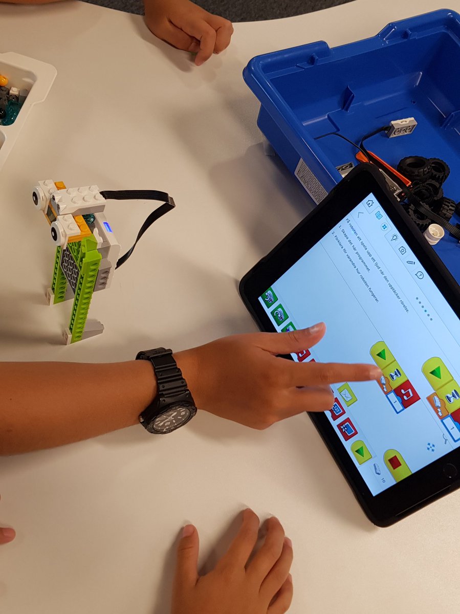 Kul att ha ett energiskt gäng unga legobyggare från #sollentunarobotclub på #makerzone #solskol