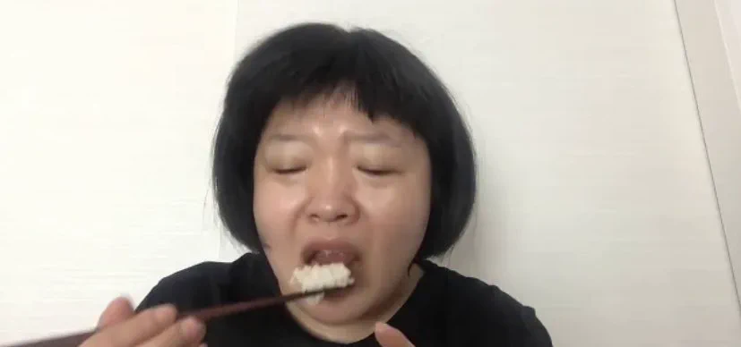 オカリナのYouTubを見てみたら、ずっと飯くってるｗｗ