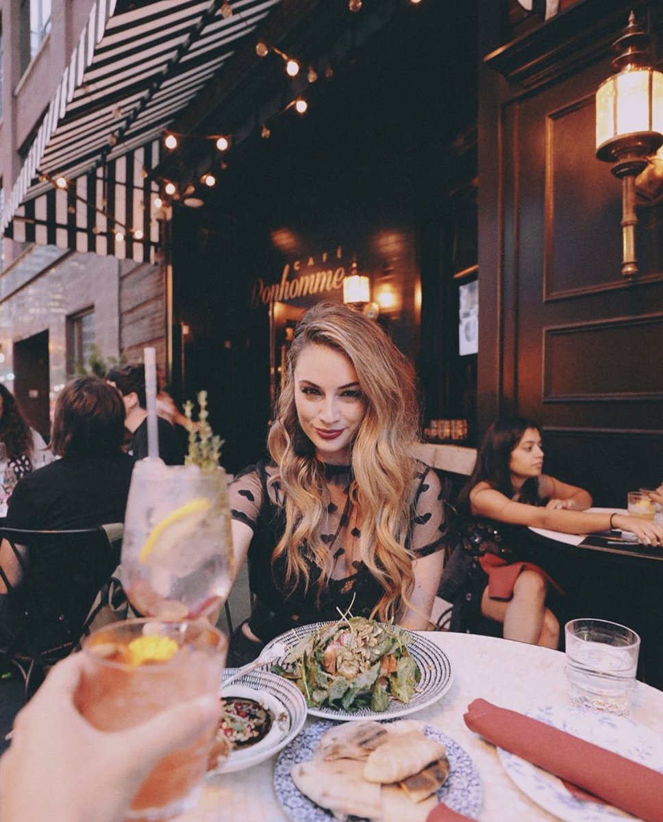 Throwin’ it wayyy WAY back to pre-covid, mask-free days... Because how gorgeous is this photo?! 🤩

photo: @lexandthecity____