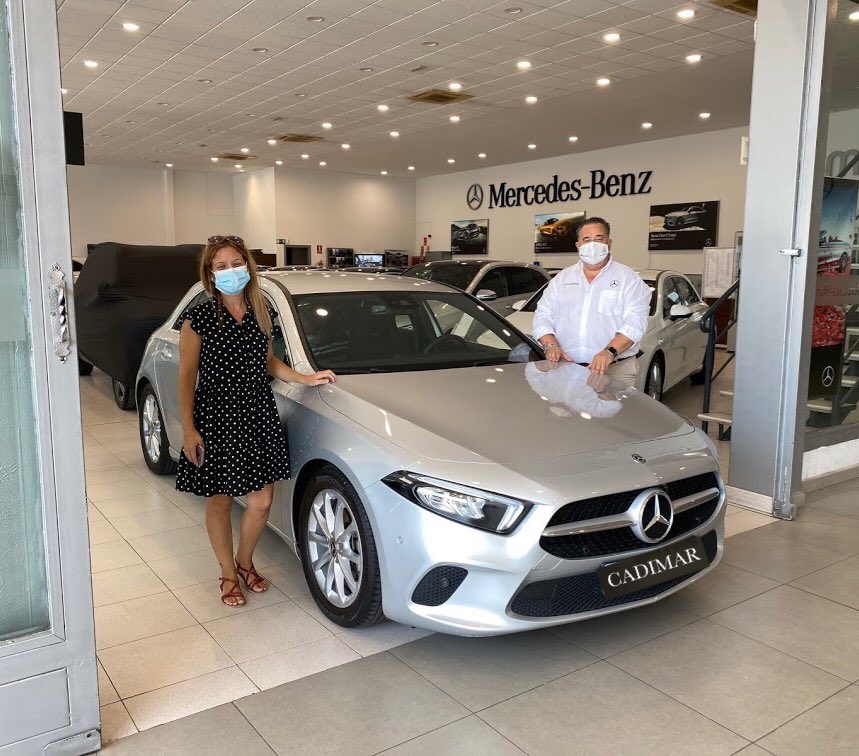 CadimarMercedes's tweet photo. ENTREGA 🚗🔑
Nuestro compañero y asesor comercial 👨🏻💼Juan Carlos Mesa ha hecho entrega a Lidia Muriel de un elegante @MBenzEspana #ClaseA #180d #LíneaProgresive👌 En este caso su nueva propietaria ha elegido el #PaqueteAvantage para completar el coche perfecto🔝 https://t.co/zO5VIFb15X