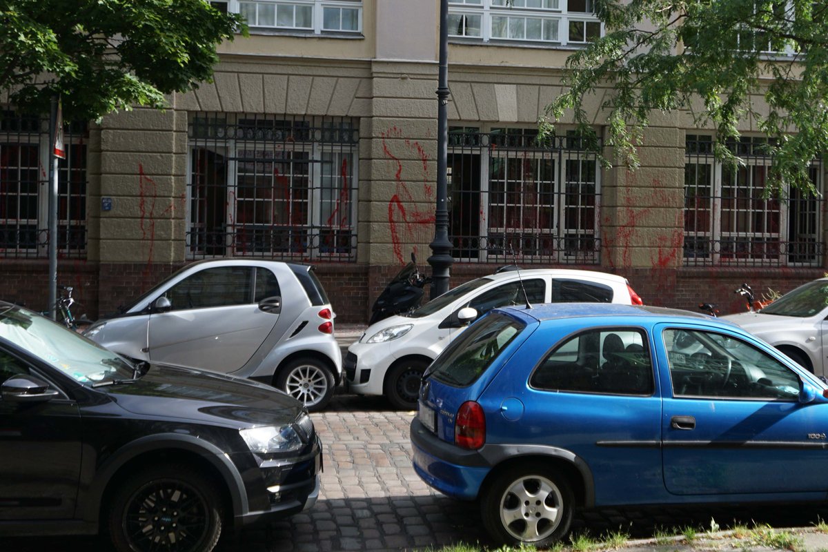 Das Büro von der Werbeagentur #Crossmedia in der #Kohlfurter wurde mal wieder mit Farbe beworfen. Crossmedia macht die ekelhafte Werbekampagne für die #Bundeswehr. Wir als Nachbar*innenschaft finden es auch scheiße, dass Crossmedia hier Marketing fürs Sterben betreibt! #b2408