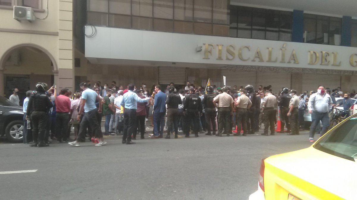 PedritoExtranja's tweet photo. Gracias a todas las 627 personas que firmaron junto a nosotros la denuncia contra la venta secreta del Banco del Pacífico. 
Sin un solo centavo, que se haya movilizado tanta gente nos da fuerzas para seguir en esta lucha. https://t.co/KPOenkHE9r