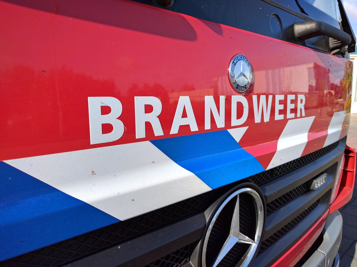 Brandweer rukt uit voor flink onderkoelde personen na stranden zeilboot in De Haukes..
