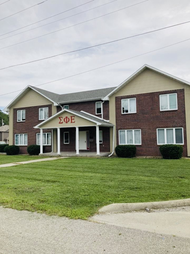 IFC Cribs: Sigma Phi Epsilon
530 West Ninth
The Sig Ep house is adjacent to the Valk lot, located on the east edge of campus. Renovated walls, floors and bathrooms in 2018, there are four brothers living here. All houses have a red door, to signal SigEps that they are welcome.