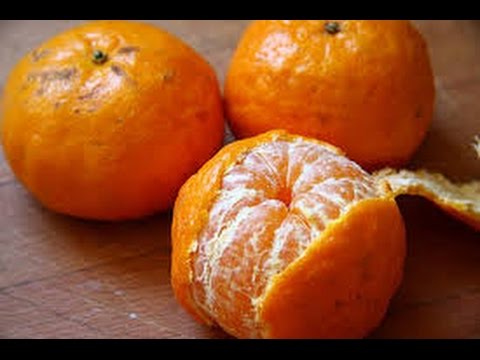 Mandarina criollaLa fruta tiene un olor y aceite característico, es redonda, achatada en los polos y de color naranja amarillento.es facil de pelar.