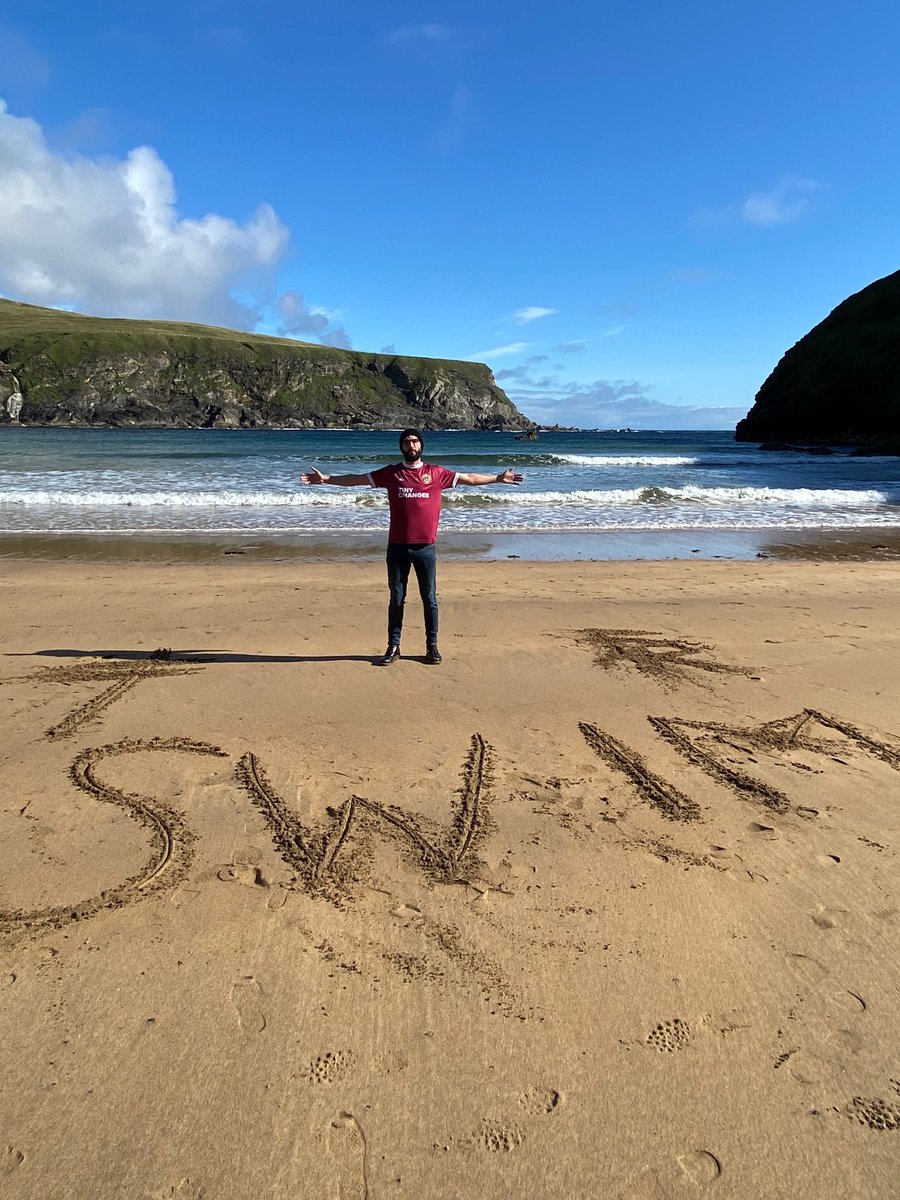 Showing off my new @FRabbits x @_BandsFC x @tinychanges collab 

Obviously being helped by the scenic Malin Beg Beach in Donegal, Ireland 

#frightenedrabbit #swim #swimuntilyoucantseeland #scotthutchison #donegal #malinbeg