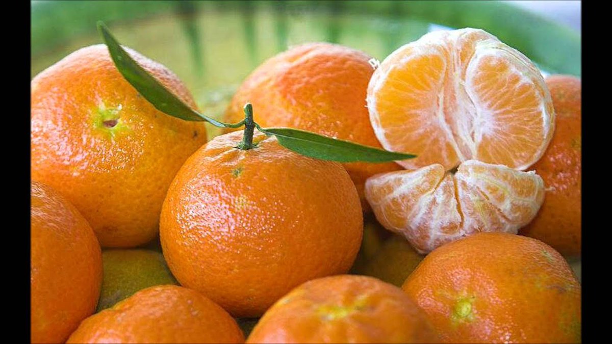 Mandarina orovalEs un tipo de variedad de mandarinas híbridas, es decir, cítricos con características de mandarina.La fruta es redonda con un color anaranjado-rojizo.Debe estar muy madura para que la cáscara se separe de los gajos.