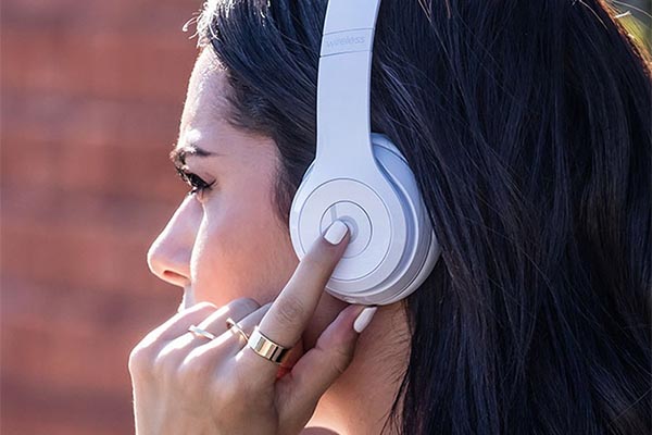 dealmaxxdeals's tweet photo. 🏆 Beats Wireless Headphones Giveaway 🎵 https://t.co/YBIU42JMLn @dealmaxxdeals What's your favorite song?  #Giveaway https://t.co/8eUMywSlyj