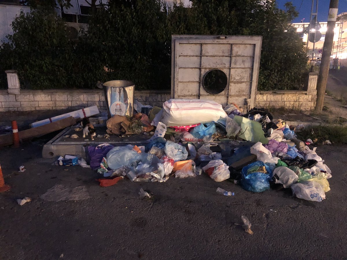 _ZeeeG_'s tweet photo. Alanlı Sokak ile marmaray’ın birleştiği nokta! @MaltepeBelTr iyi çalışıyorsun valla! Home office mi? https://t.co/UPDtPd1qsT