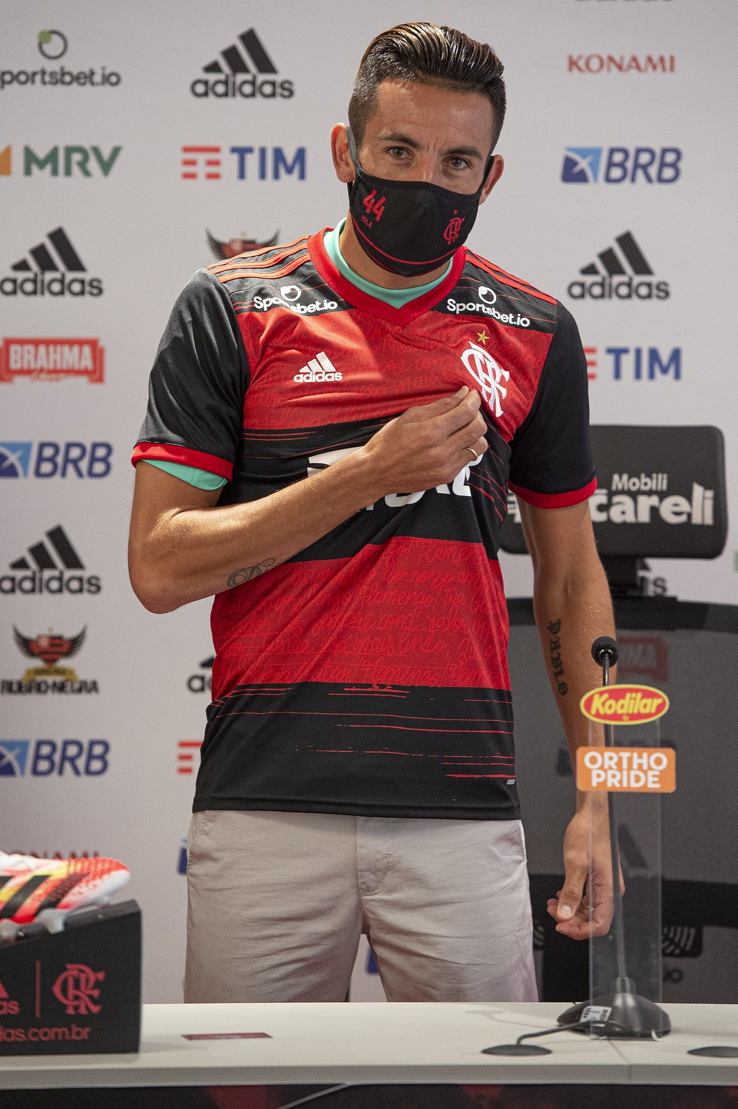 O momento desesperador que vive Maurício Isla, ex-Flamengo