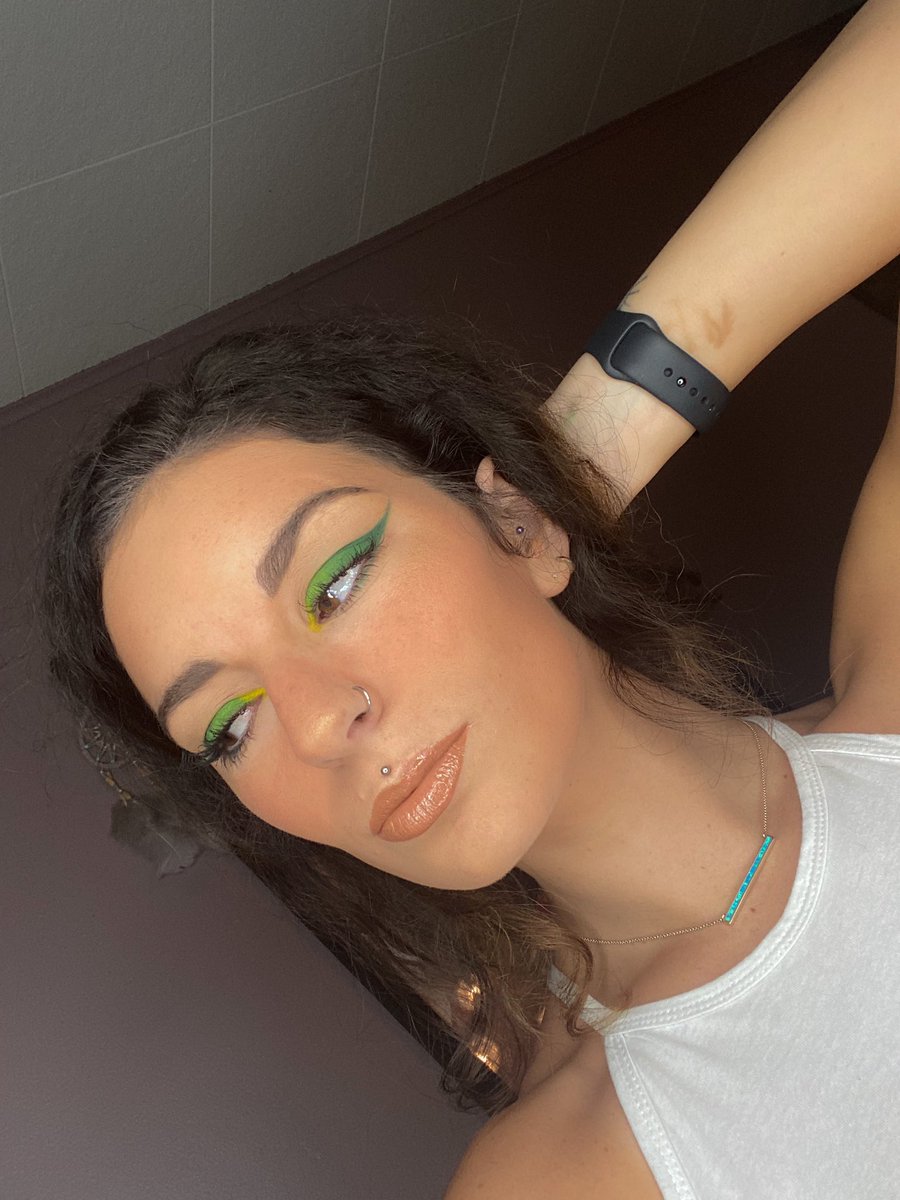 Micaelaaa123's tweet image. doing makeup at 10 pm is all i know how to do