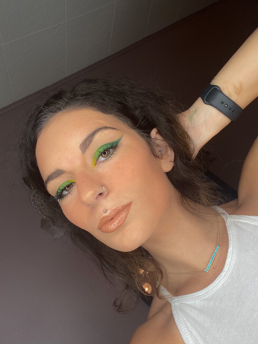 Micaelaaa123's tweet image. doing makeup at 10 pm is all i know how to do