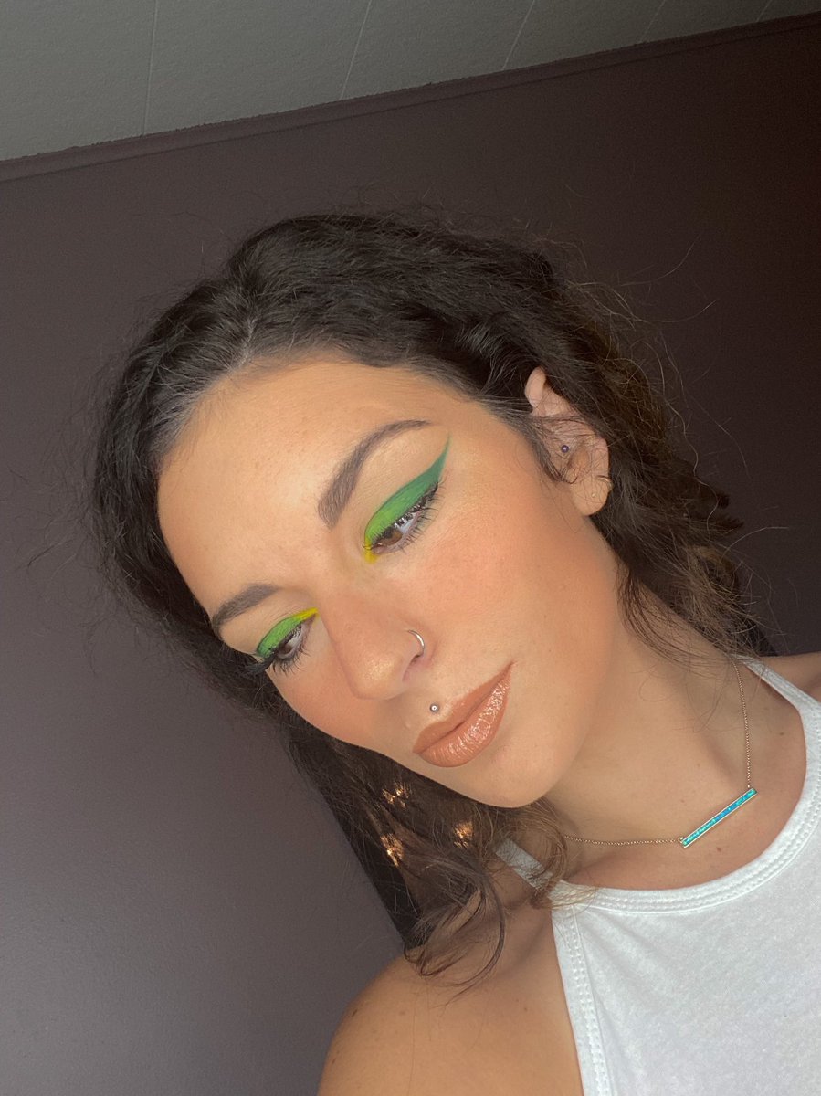 Micaelaaa123's tweet image. doing makeup at 10 pm is all i know how to do