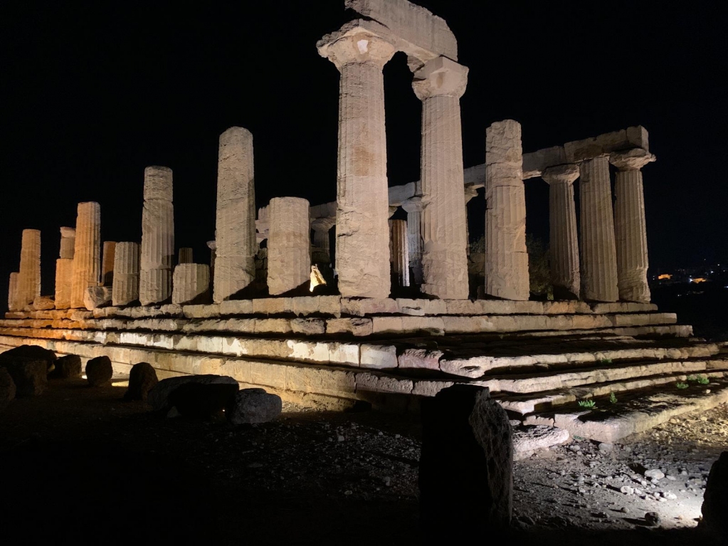 Non abiti in Sicilia? Non puoi raggiungere Agrigento? Non preoccuparti, il Master di Scrittura arriva a casa tua! Quest'anno, infatti, sarà possibile seguire le lezioni di grandi nomi del giornalismo, della scrittura e delle Istituzioni, in diretta streaming. Vuoi sapere come?…