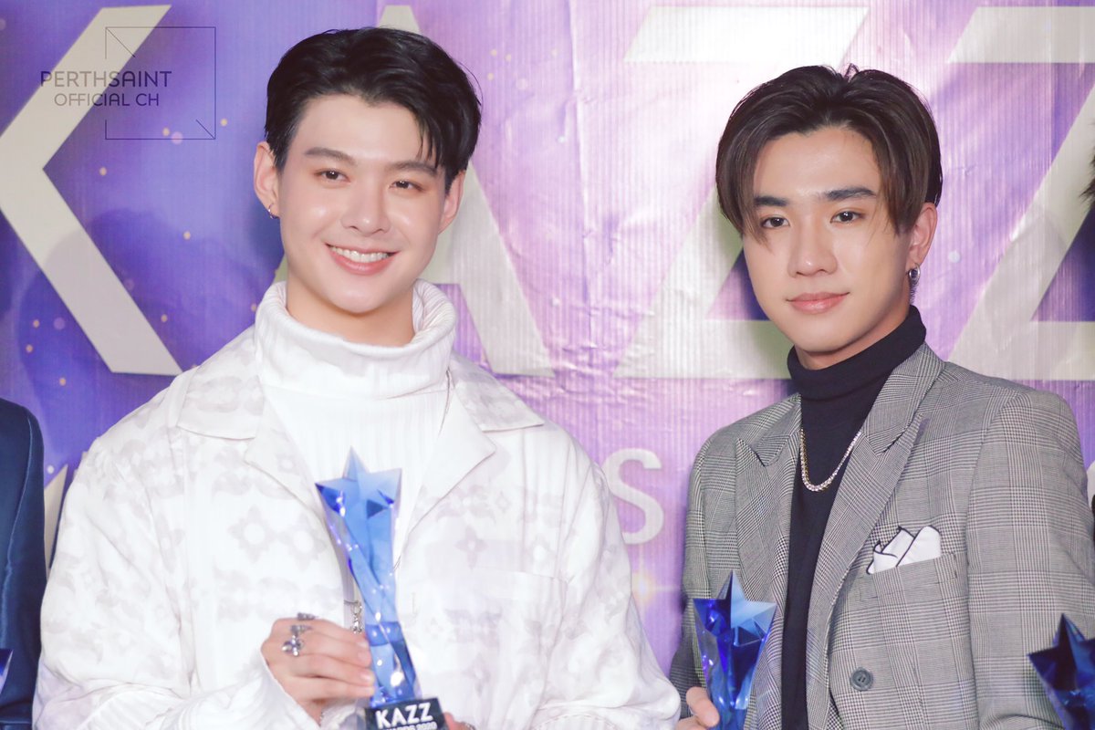 perthsaint8143's tweet photo. 我已经不太想再去思考组织自己的语言，因为我现在激动到不知道该说什么。
我真的很爱你们，非常非常爱你们🖤❤️🐯🐉
#เจอกันบนจออีกปี https://t.co/uoGa3Qnn8O