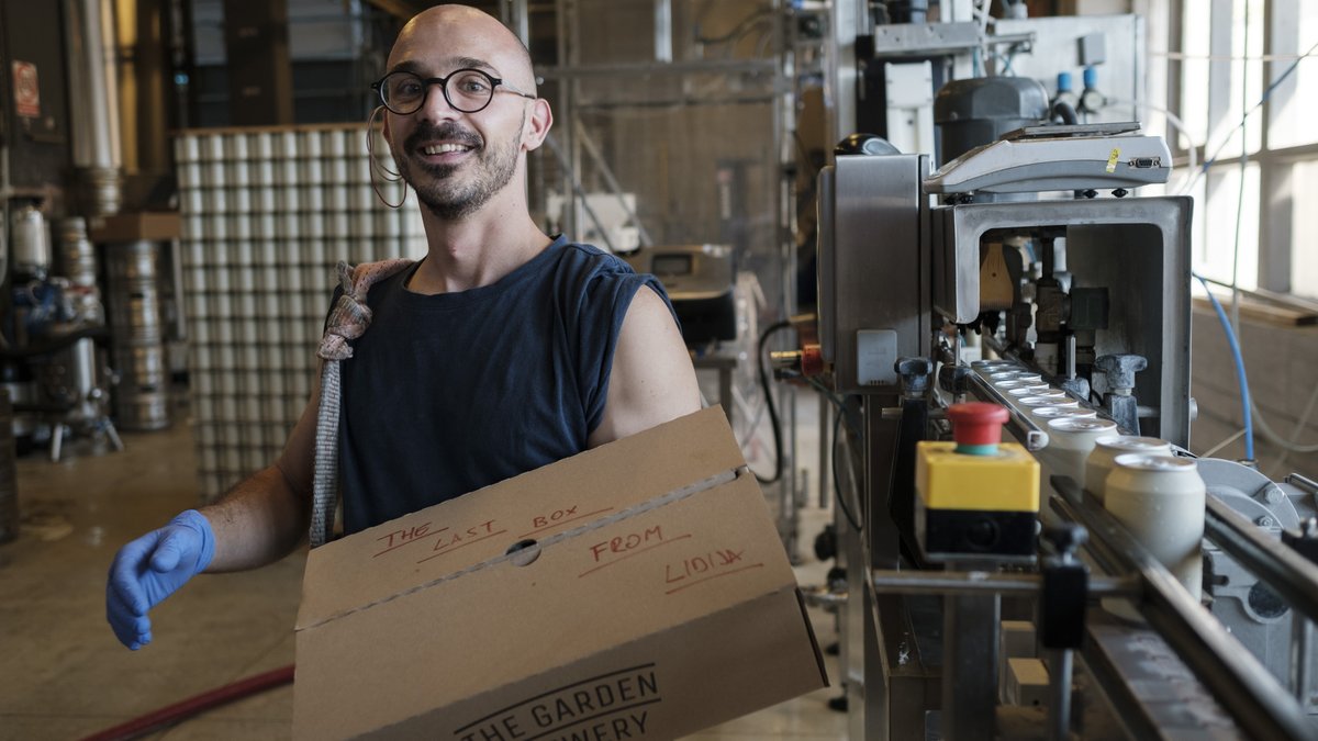 An emotional moment last week... Our Head of Packaging Filip packed the very last box of beer from Lidija, our faithful canning line 🦾

After 2.5million cans produced on the line, it's time to upgrade and give her a new home... Good luck in Sweden with Northern Exposure! 🍺