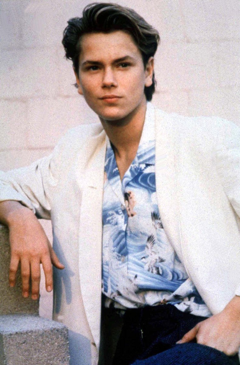 frontrowjp's tweet photo. 8月23日で生誕50周年を迎えたリヴァー・フェニ��クスの23年の人生を、数々の写真��振り返ります😍✨　弟ホアキン・フェニックスとの幼い頃の動画も！

【特集はコチラ↓】
https://t.co/2W8hcnNyhm https://t.co/4tP44yRtQm