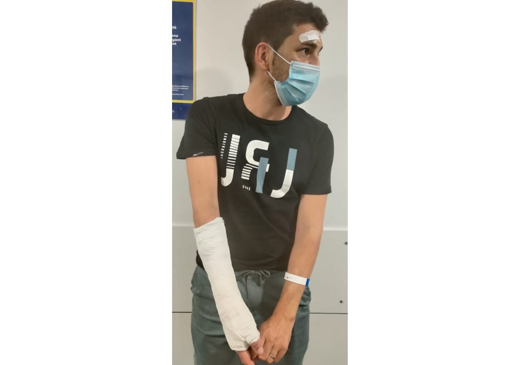 oriolmitja's tweet photo. #Trabajo_en_equipo de múltiples especialistas para operar una fractura. 

Necesitamos un comité de Covid-19 que trabaje igual: especialistas de diferentes campos que colaboren libres de la interferencia política y mediática. 

Hasta ahora hemos sonado como una orquesta desafinada https://t.co/yIbdayjLj5