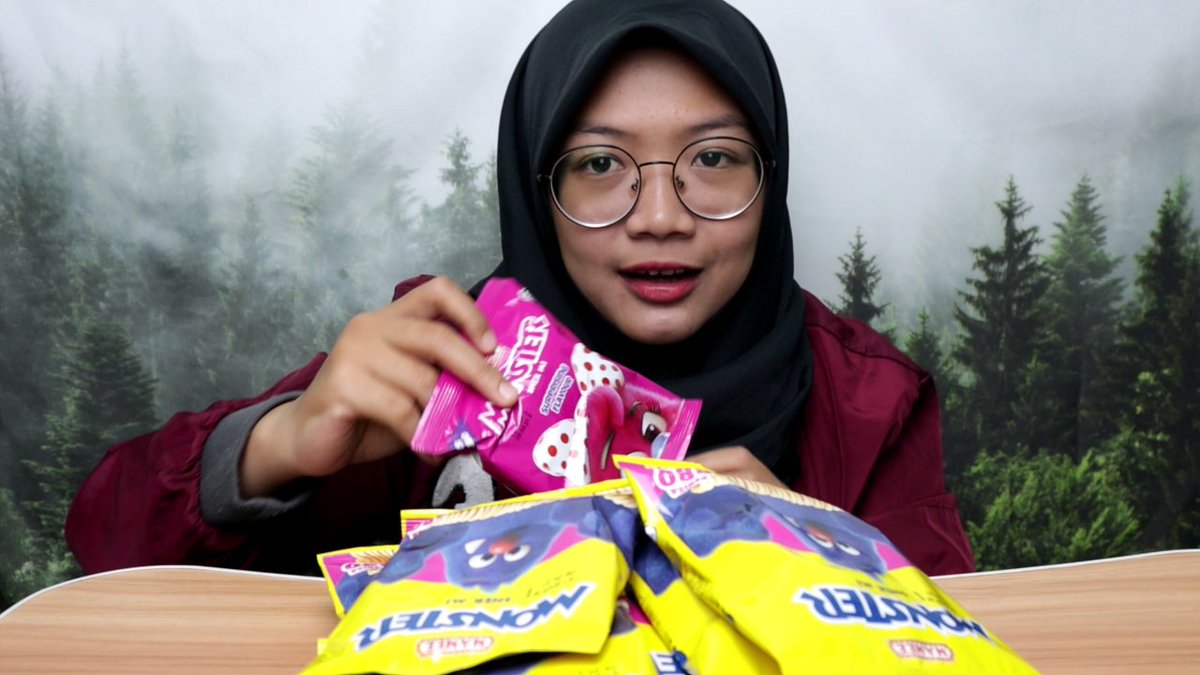ariey_jojo's tweet photo. Mesti masa Mamee keluarkan Mamee Monster Hitam yang pedas tu jualan dia laris teruk! 
Sebab tu dia guna strategi sama untuk Mamee Monster Pink ni. 

Sekali imbas, mesti ingat rasa strawberry! 🍓 https://t.co/SLXBNw3uz1