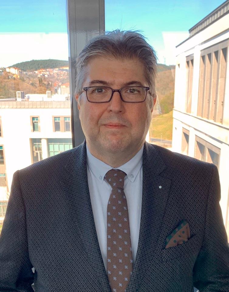 1994 yılı İstanbul Üniv. Edebiyat Fak. Kütüphanecilik Bölümü mezunu, <a href="/tauedutrde/">Türk-Alman Üniversitesi</a> Kültür ve Sos. Bil. Fak. Kültür ve İletişim Bil. Böl. Bşk. görevini yürüten Prof. Dr. <a href="/aarikan/">Aykut ARIKAN</a> Türk-Alman Üniv. Rektör Yrd. olarak atanmıştır.
Hocamızı kutlar, başarılararının devamını dileriz.