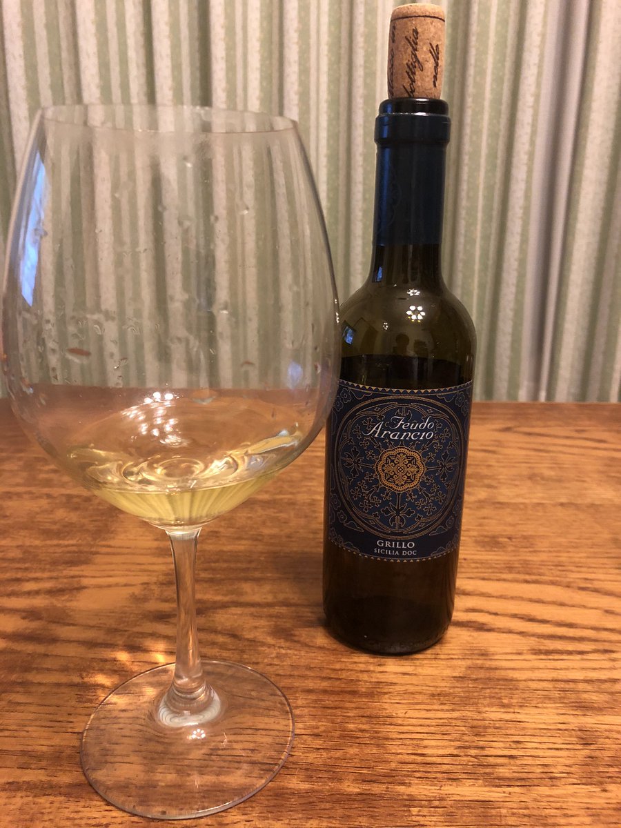 Shunsukehanai 花井俊介 Grillo Sicilia 18 Feudo Arancio イタリア のシチリア島のワイン 梨 桃 白い花 柑橘系の香り アロマティックでボディもしっかり 口の中でアロマが広がっていく 余韻も中の上くらい コスパいいと思います ちなみにgrillo