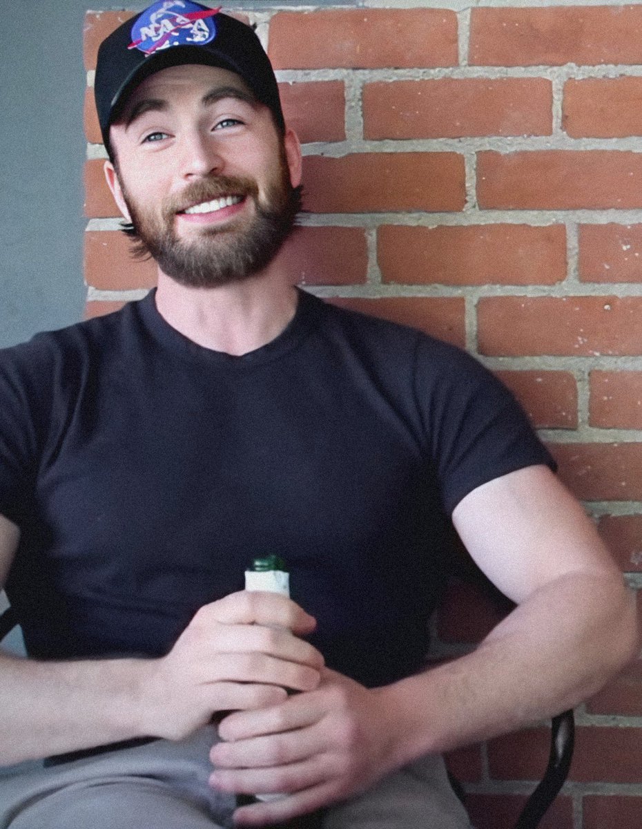 how chris evans characters would respond if you asked them to hold your drink at a bar while you went to the toileta thread