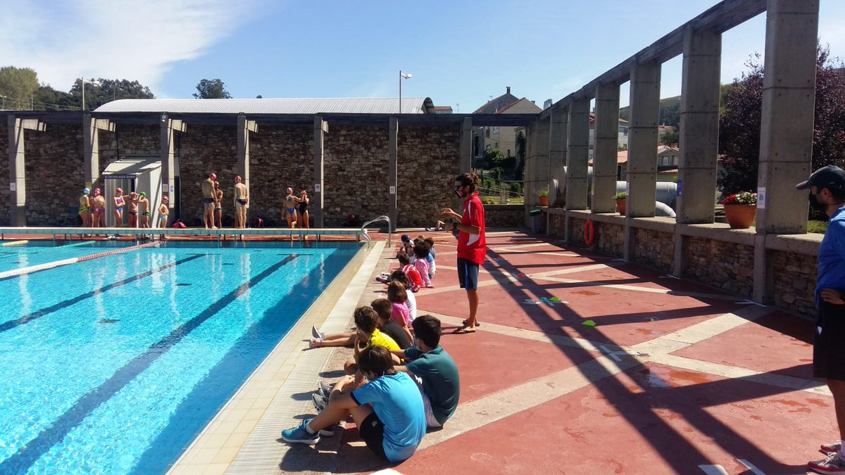 sar_santaisabel's tweet photo. Hoxe no Campus Sar recibimos a visita dos integrantes do Club de Natación Ciudad de Santiago, que ofreceron aos rapaces unha interesante charla, seguida dunha exhibición na piscina 🏊‍♀️ #CampusSar #natación #SomosmultiusoS #SantaIsabel https://t.co/uvBvDZYW8K