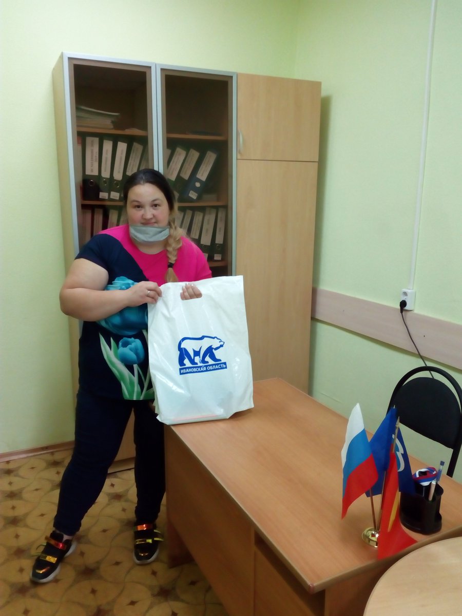 Сегодня в рамках акции #ЕР37 "Собери ребенка в школу" многодетная семья Никитиных получила полноценные наборы школьных принадлежностей для детей.