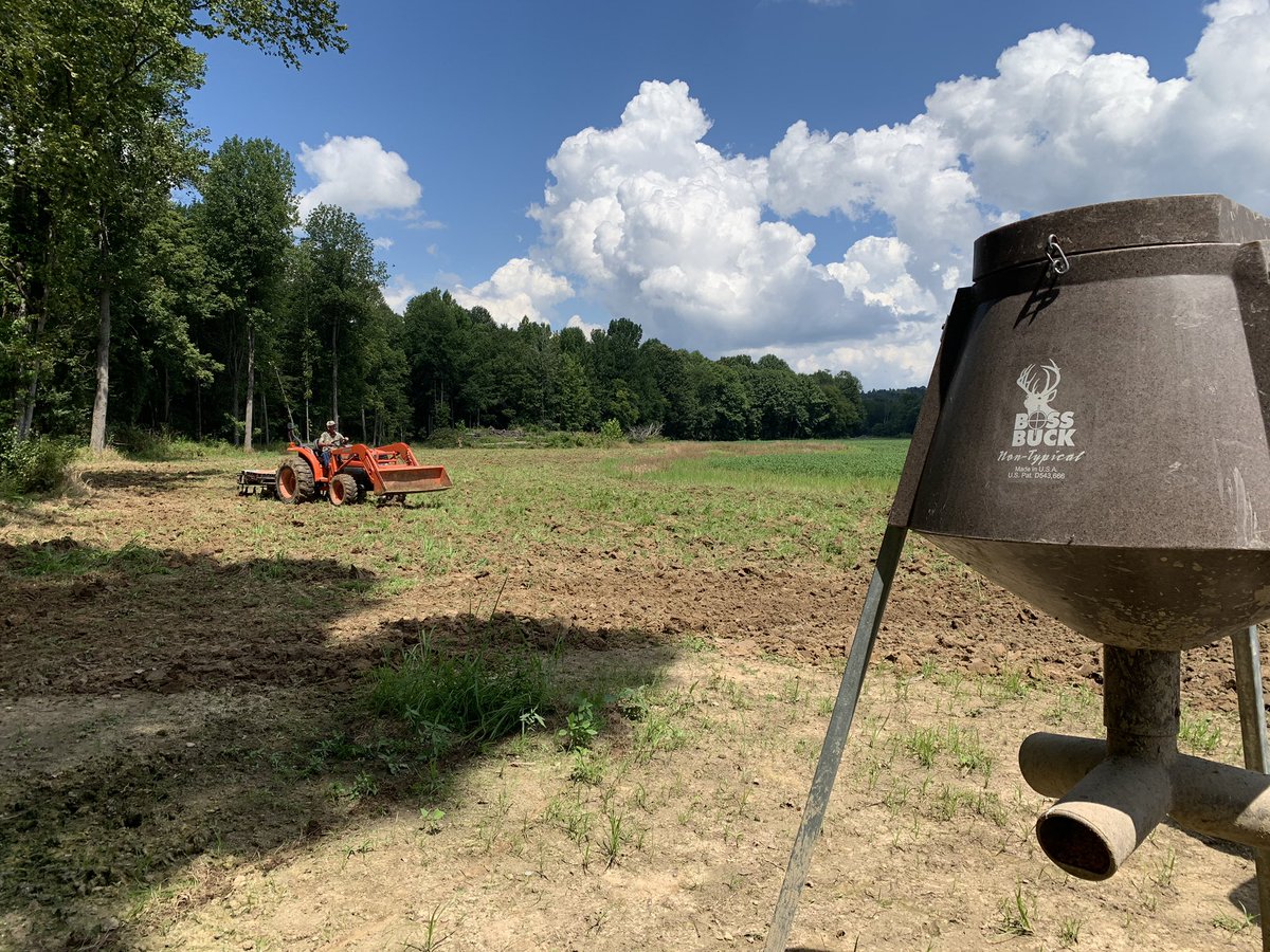 blknoiz009x's tweet photo. Getting it done! βIf you grow it they will come!β @BossBuck #foodplotting https://t.co/iQ5dzZMUC7