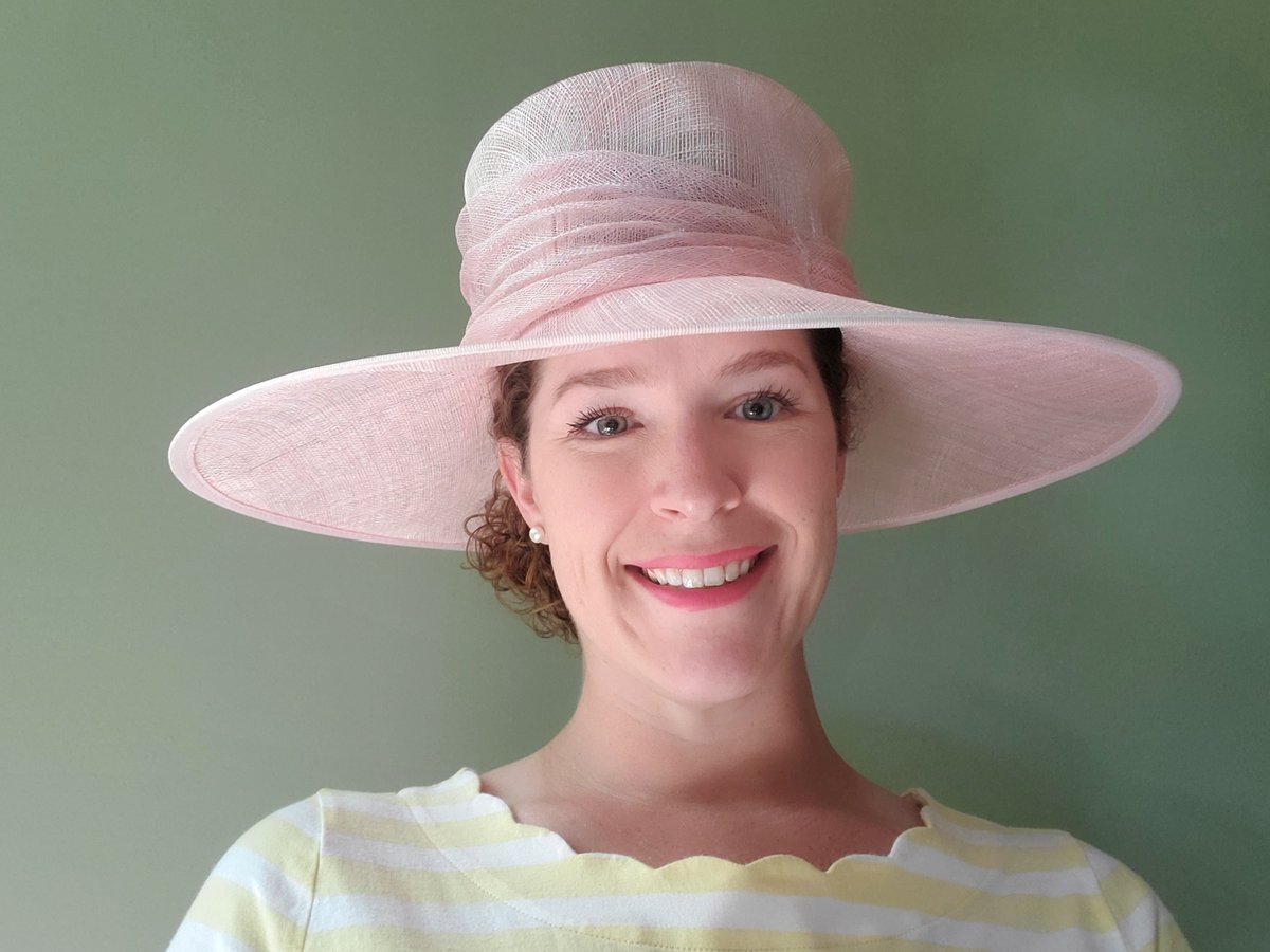 1st day of the #PDVE2020 #Aprafashion challenge: accessories! This is my favorite #derbyhat, and every time I try to wear it to a polo match or a steeplechase, it rains. I dub the #cursedhat 😭🏇