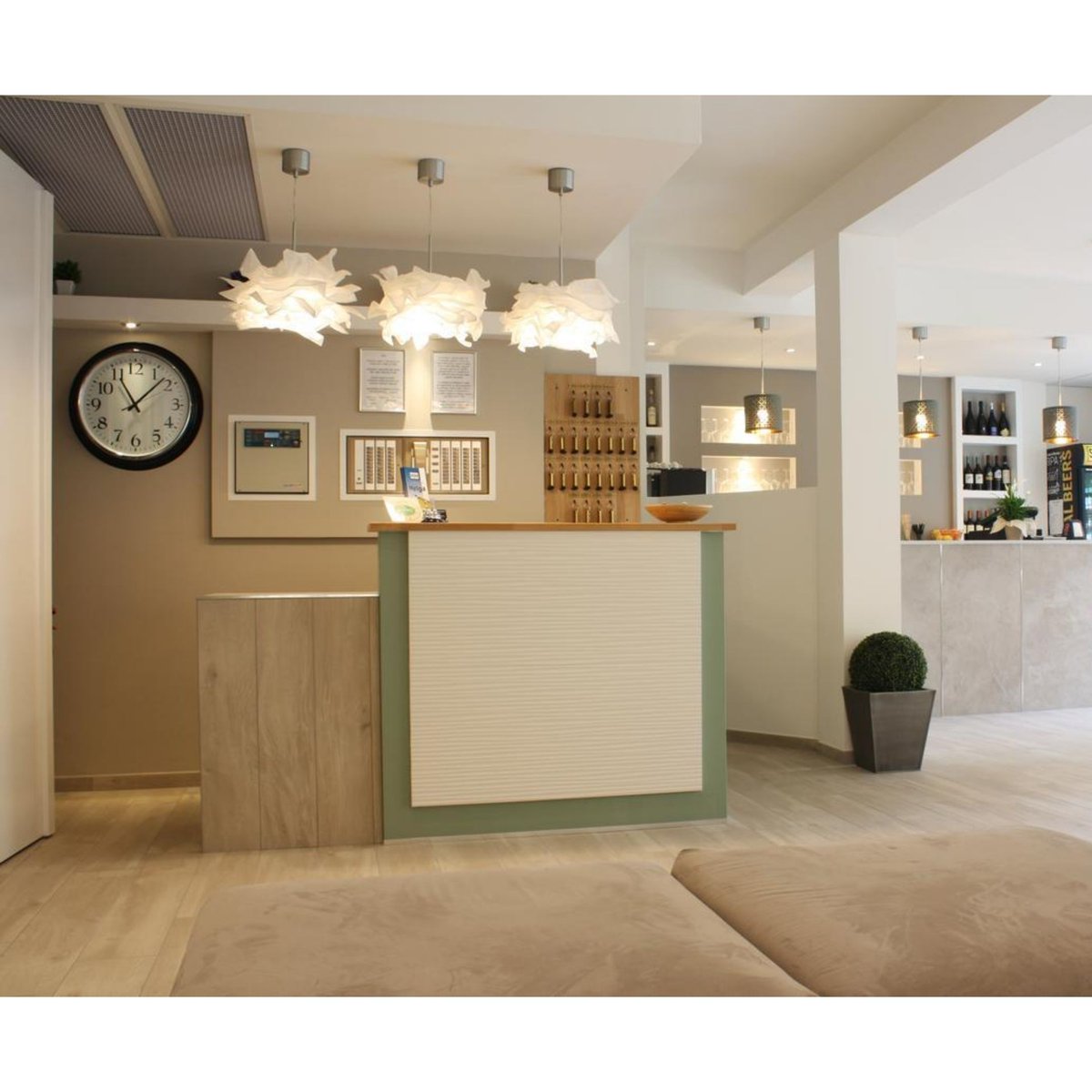 A due passi dal mare della spiaggia di ponente e dal centro storico, in posizione veramente tranquilla, l'Hotel Helga offre ai suoi ospiti vacanze al mare all'insegna del relax, garantite dalla gestione familiare. Spiaggia attrezzata privata. 
ow.ly/zIGd50B6knT