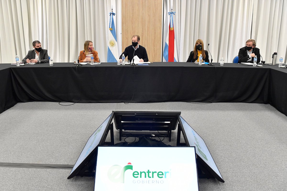 bordet's tweet photo. Con preocupación analizamos junto al gabinete provincial la situación epidemiológica en Entre Ríos. Debemos unirnos todos en un gran compromiso colectivo para cuidar la salud y la vida ante una amenaza tan grande. No podemos subestimar la pandemia. https://t.co/ovBv7AVNQN