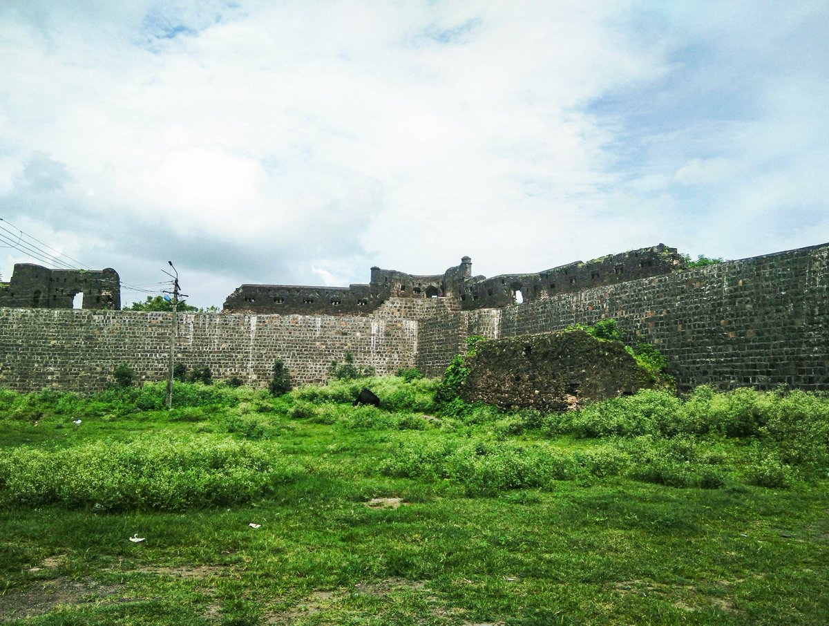  #longthread Sangram Durg is a small land fort in the town of Chakan some 35 kms away from the city of Pune. Babasaheb Purandare describes the fort thus. Chakan fort can barely be called a fort. He describes it as गढी. With its expanse covering barely +