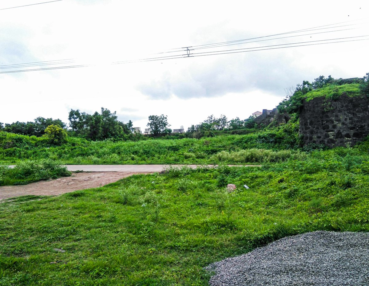  #longthread Sangram Durg is a small land fort in the town of Chakan some 35 kms away from the city of Pune. Babasaheb Purandare describes the fort thus. Chakan fort can barely be called a fort. He describes it as गढी. With its expanse covering barely +