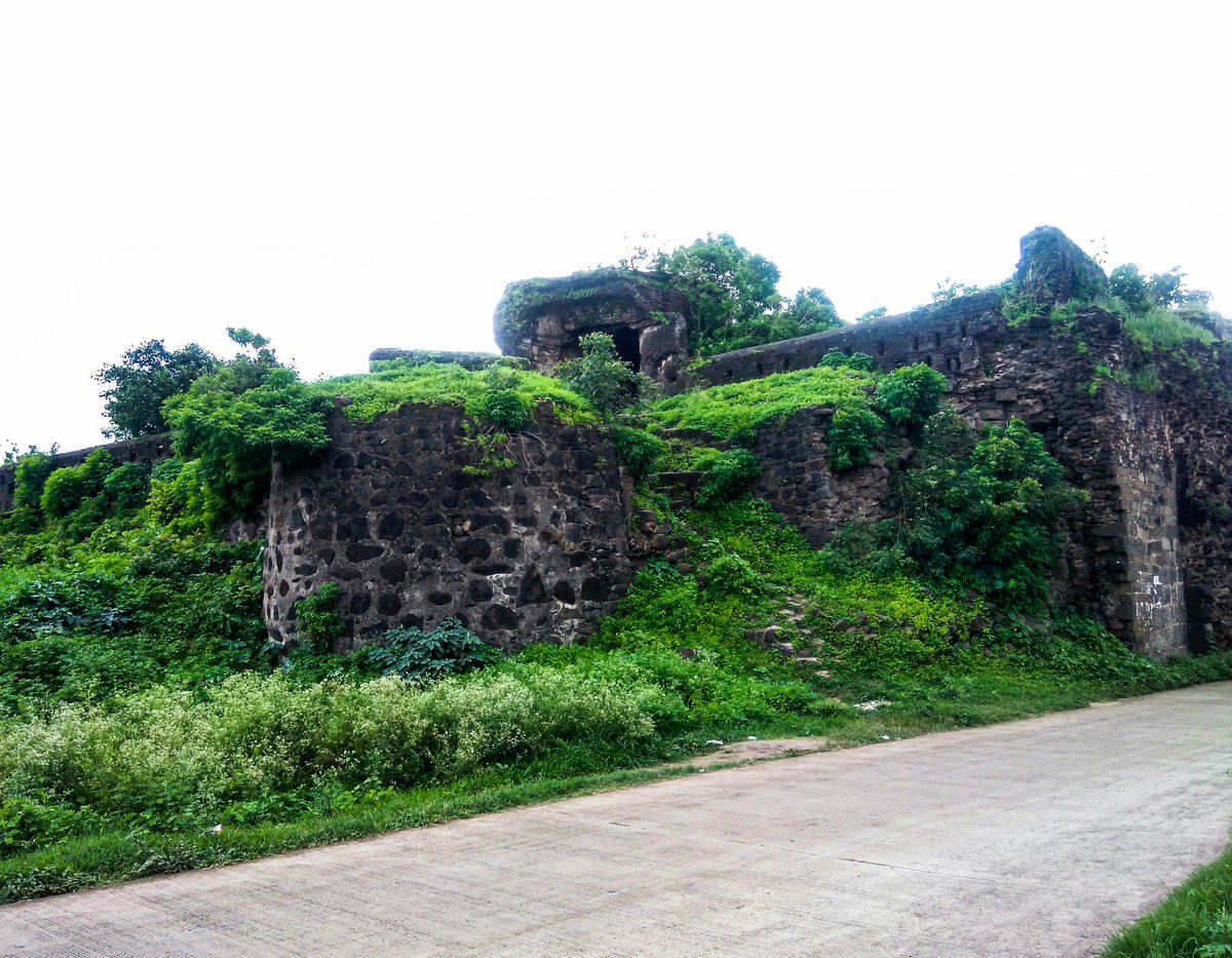 3 acres land, only 400 people could live in that fort. The fort is square in shape with grand and strong watch towers at four different corners plus one at the centre. Ramparts are about 8 hands (old way of measurement) thick and 30 hands tall. Babasaheb compares it's strength +