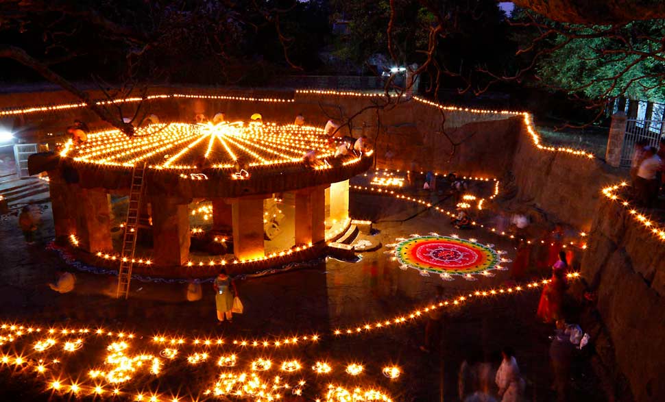 TempleTripper's tweet photo. In front of this dome is the small cave where the linga is situated. Accompanying it are statues of Hindu deties including Lord Ram, Lakshman and Sita in two smaller cells on each side.
#temple #ancienttemple #losttemple #destroyedtemple #hindu #hinduism #Freehindutemples #india https://t.co/Ef4LozJMqL