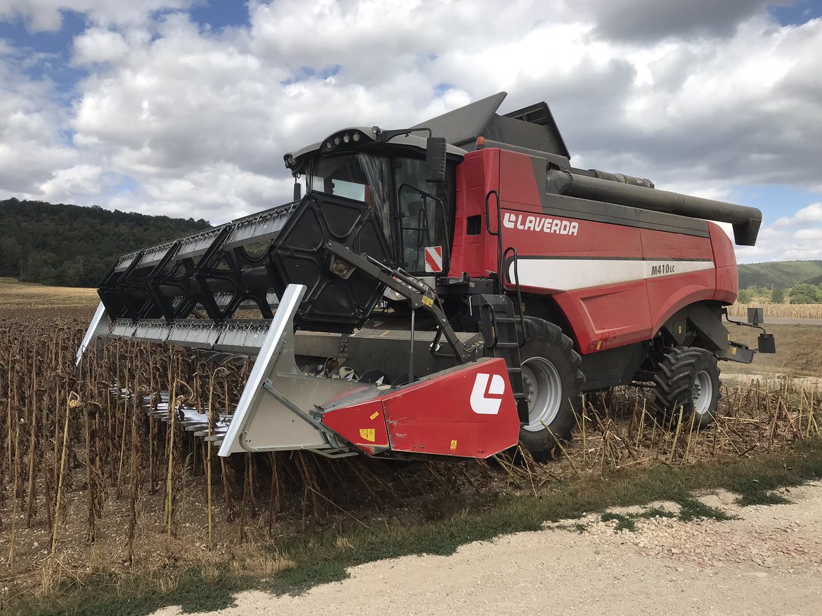 bigard_q's tweet photo. Début des tournesols avec du #MAS88OL🌻 ! Fait juste 2ha complètement grillés au bout d’une parcelle... environ 20qx/ha et 5,4% d’humidité !!! Dans un sens, ça me rassure, c’est sans doute le moins beau ! 🤔 https://t.co/7rK6pabLDX