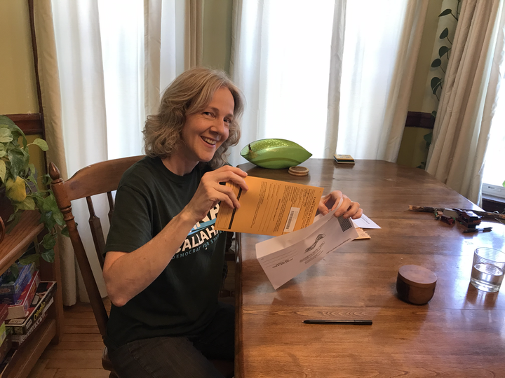 AnnaCallahan4MA's tweet photo. Vote-by-mail step by step guide:
1. Place your ballot inside the yellow envelope ✅
2. Sign the yellow envelope ✅
3. Put the yellow envelope into the white envelope ✅
4. Drop it in a secure ballot drop box by September 1 at 8pm ✅
https://t.co/R7jwNuwe1F
#AnnaForStateRep https://t.co/KZwP4HpzuS
