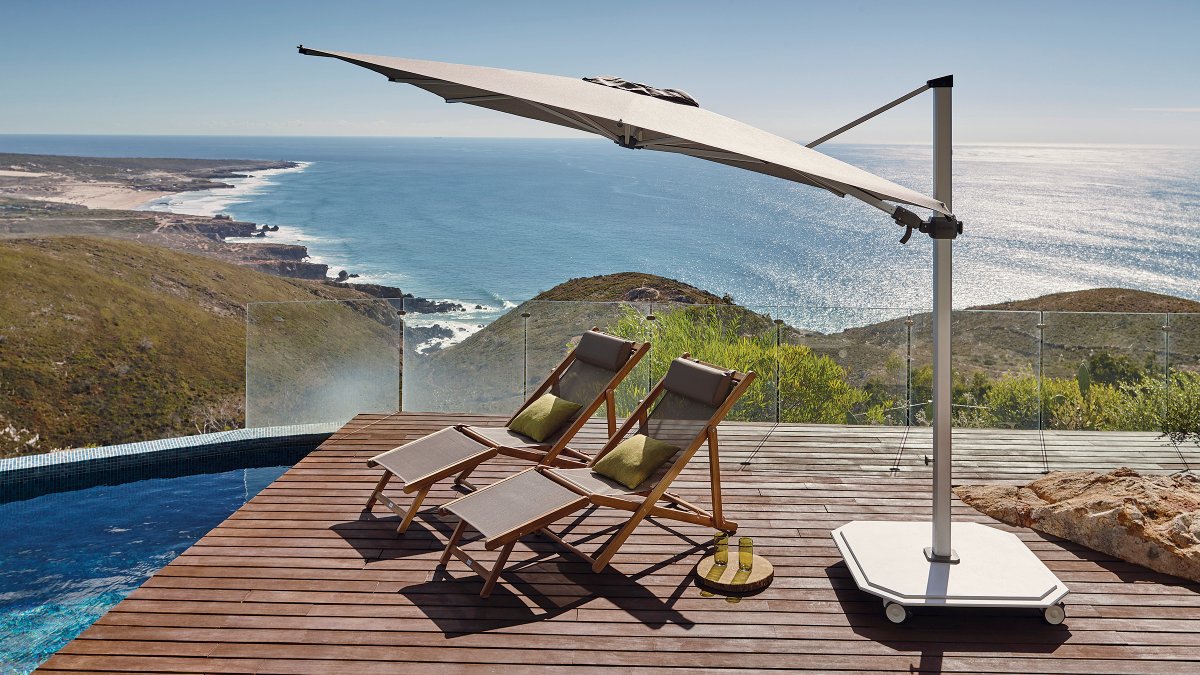 This stunning offset #patioumbrella from #Jardinico has an ultra-modern razor-thin #Sunbrella canopy &amp; wheeled base. It comes in 4 finishes &amp; can rotate &amp; tilt to provide max shade.

decorinteriorsus.com/jardinico-cara…

#outdoorumbrella #cantileverumbrella