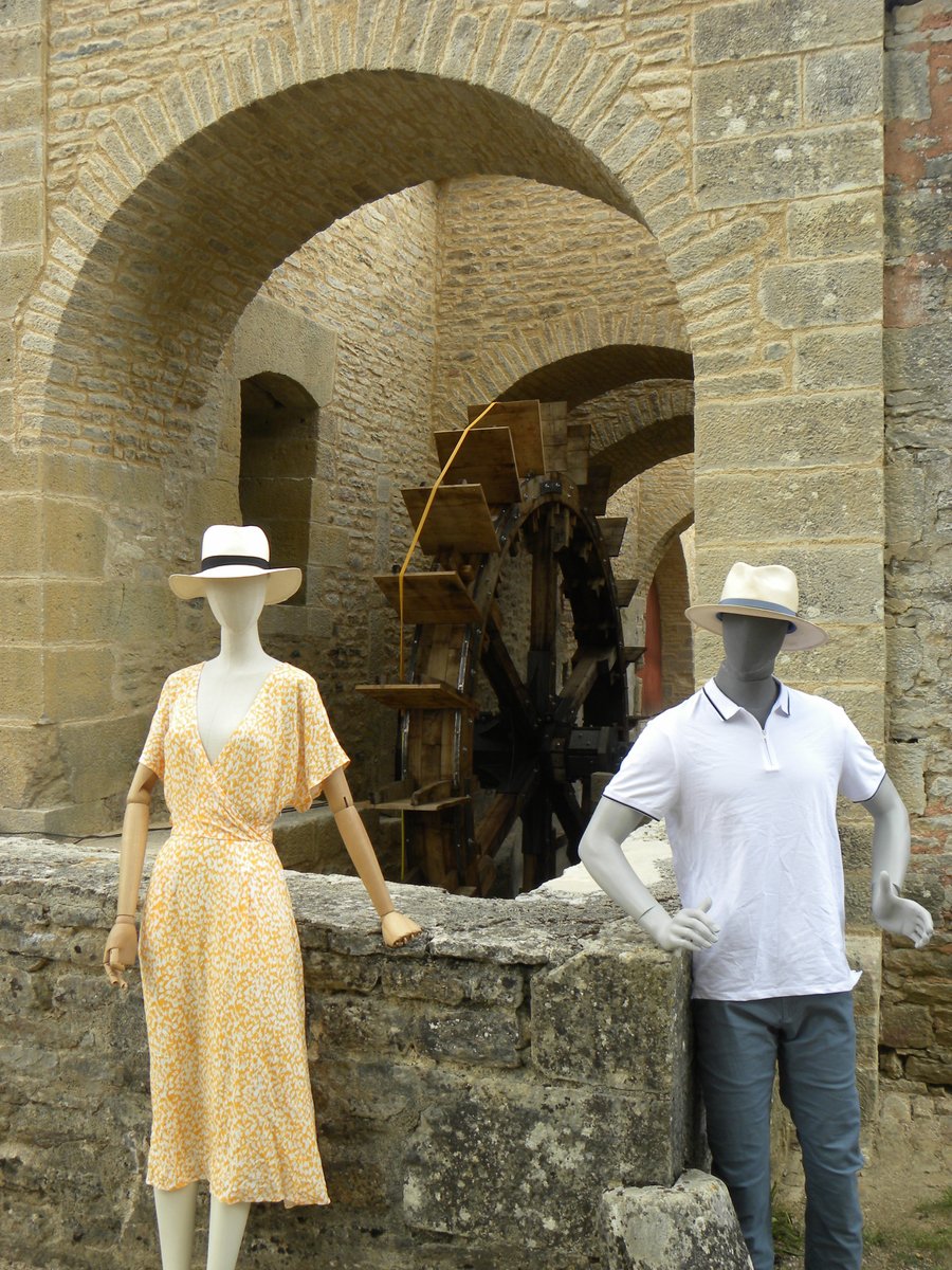 #Bourgogne #cotedor Faites comme nos mannequins Oscar et Clo : profitez des beaux jours d'août pour visiter la forge avec sa belle roue toute refaite qui est sur le point de tourner à nouveau ! #cetetejevisitelafrance #cci21