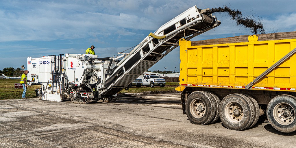 Roadtec's tweet photo. #MondayMilling with #Mill-It! #AsphaltMilling #AstecIndustries #oneAstec #Roadtec https://t.co/hVuhSMugdg
