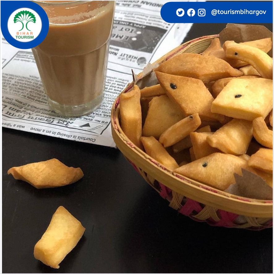 TourismBiharGov's tweet photo. बरसात की शाम में परिवार के साथ बैठकर गर्मागर्म चाय के साथ अजवाइन और कलौंजी की बनी निमकी का मजा ही अलग होता है। हमारे यहां बिहार में शाम को अक्सर ही हलवाई की दुकानों में निमकी छनते हुए दिख जायेगी। हमारा दावा है कि अगर आप एकबार इसे छनते हुए देख लेंगे तो बिना खाए रह नहीं पाएंगे। https://t.co/HUOQStmMT5