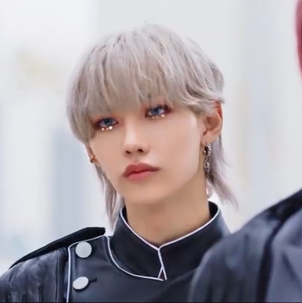 hspicyz's tweet photo. "hi felix from                   "hi yeosang
  stray kids"                      from ateez" https://t.co/DC8KSw98UV