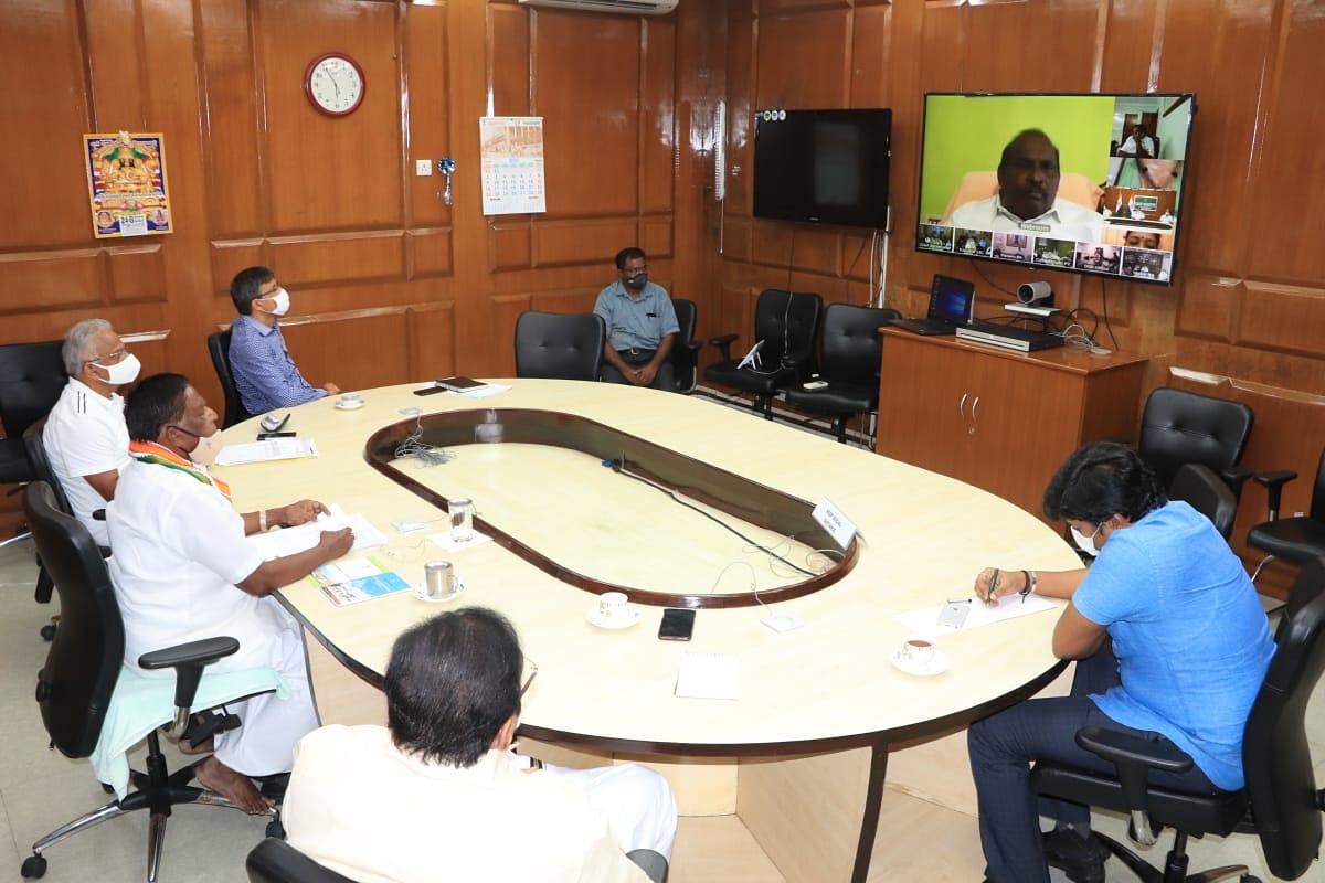 KaraikalT's tweet image. (24-08-2020)
🔴புதுச்சேரி முதலமைச்சர் நாராயணசாமி தலைமையில் பேரிடர் மேலாண்மை கூட்டம் தொடங்கி தற்போது வரை  நடைபெற்று வருகின்றது இதில் வருவாய்த்துறை அமைச்சர் ஷாஜகான் உள்ளிட்ட மாவட்ட ஆட்சியர், அரசு செயலர் மற்றும் சுகாதாரத்துறை அதிகாரிகள் பங்கேற்ப்பு .
#Minsters #Conference