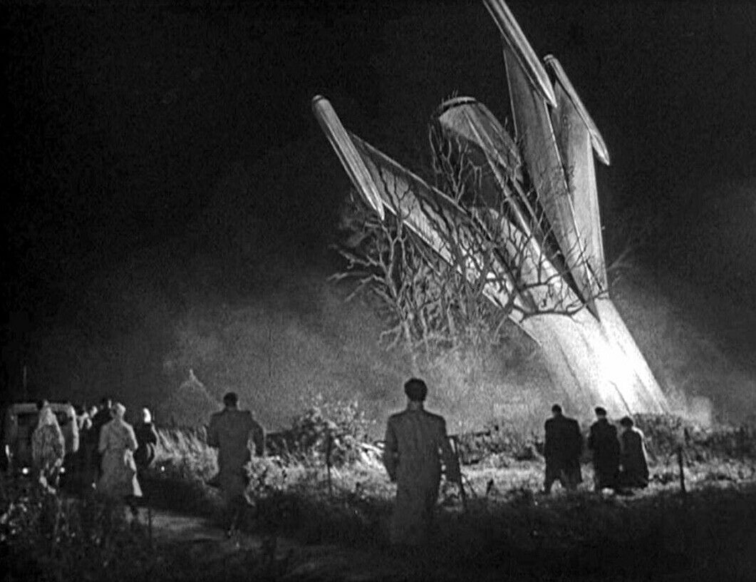 8. EL EXPERIMENTO DEL DR. QUATERMASS (1955)¡Que vienen los ingleses! Un cohete se estrella en la reentrada y el astronauta trae consigo a un 'pasajero' de terror lovecraftiano. Influencias de Sherlock Holmes y Frankenstein es este papá espiritual de Expediente X.